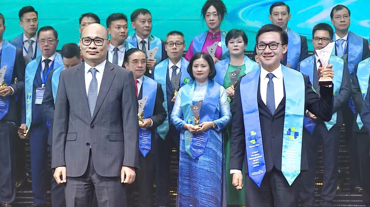 Ông Đặng Khánh Duy, Giám đốc Công ty TNHH Tân Nhiên (hàng đầu, bên phải) nhận danh hiệu Thương hiệu Quốc gia Việt Nam
