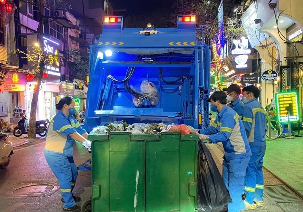 Sau 19 giờ hằng ngày, xe chuyên dụng và nhân viên môi trường đi thu gom rác thải sinh hoạt.