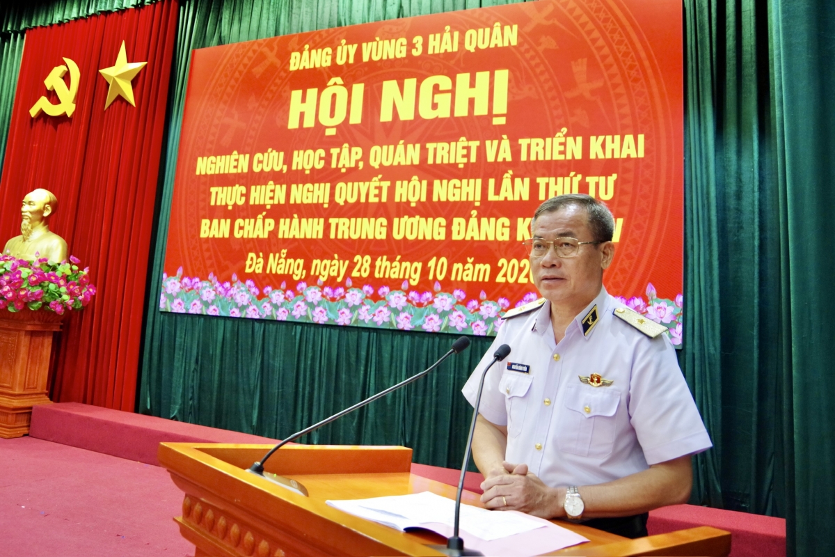 Chuẩn Đô đốc Nguyễn Đăng Tiến, Bí thư Đảng ủy, Chính ủy Vùng 3 Hải quân phát biểu tại hội nghị