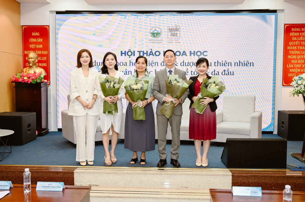Đội ngũ bác sĩ Bệnh viện da liễu TP Hồ Chí Minh cùng đại diện nhãn hàng dầu gội dược liệu Nguyên Xuân tại Hội thảo khoa học