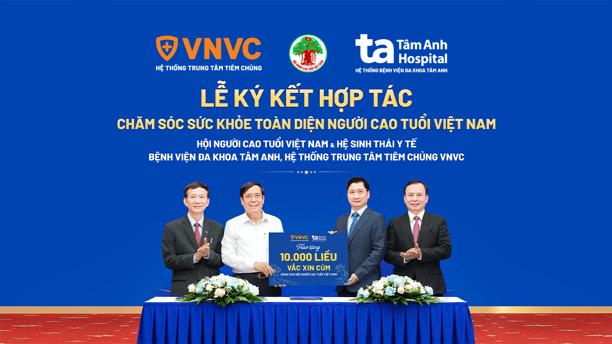 Hệ sinh thái Y tế VNVC - Tâm Anh trao tặng 10.000 liều vắc xin cúm cho Hội Người cao tuổi Việt Nam.