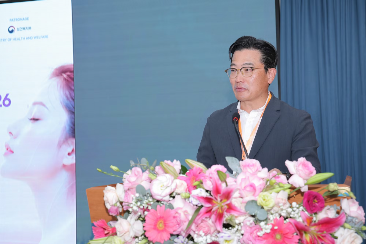 GS Heo Chan Yeong, Chủ tịch Hiệp hội Phẫu thuật Thẩm mỹ Hàn Quốc (KSAPS), phát biểu tại sự kiện