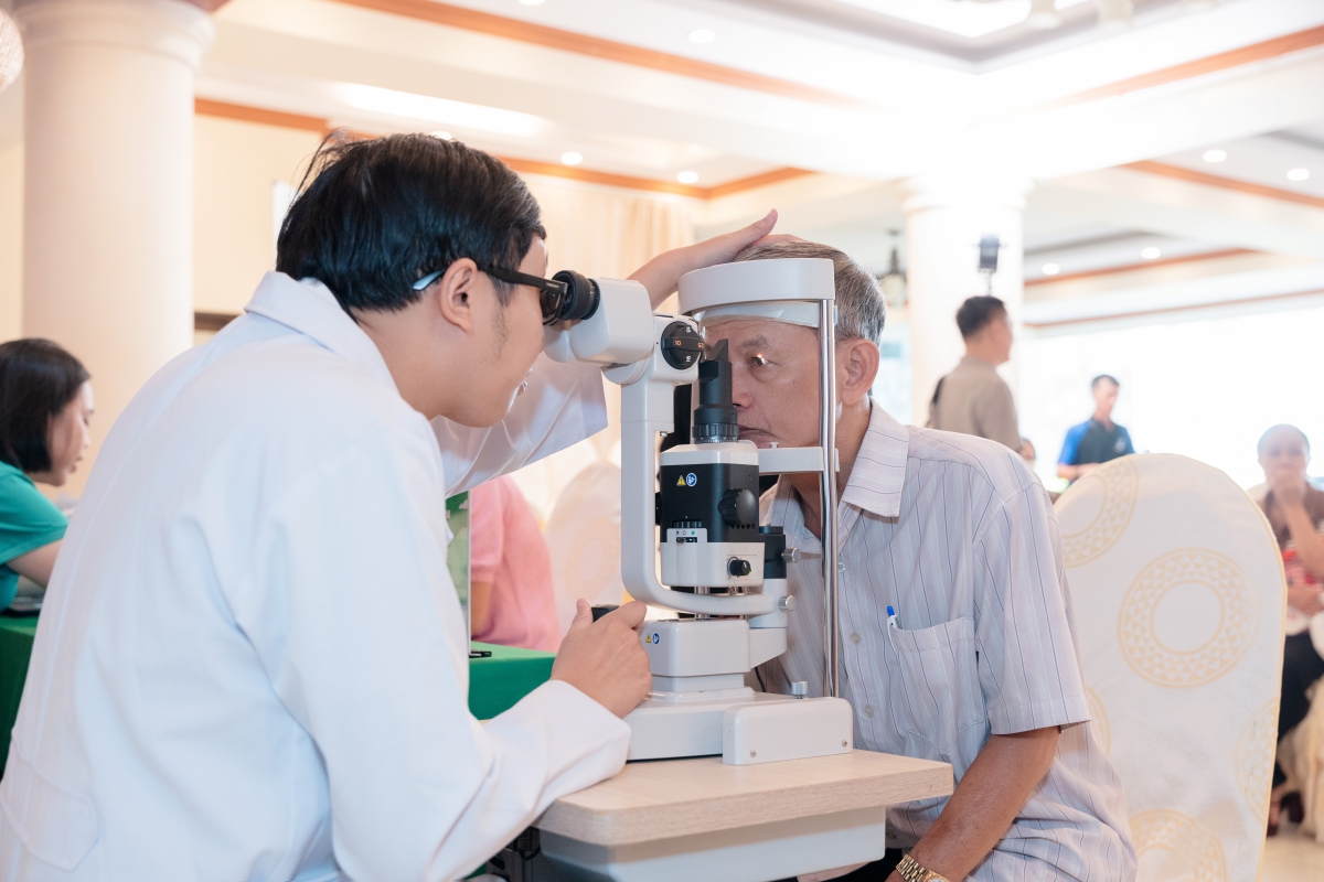 Bác sĩ khám mắt cho người cao tuổi tại cộng đồng