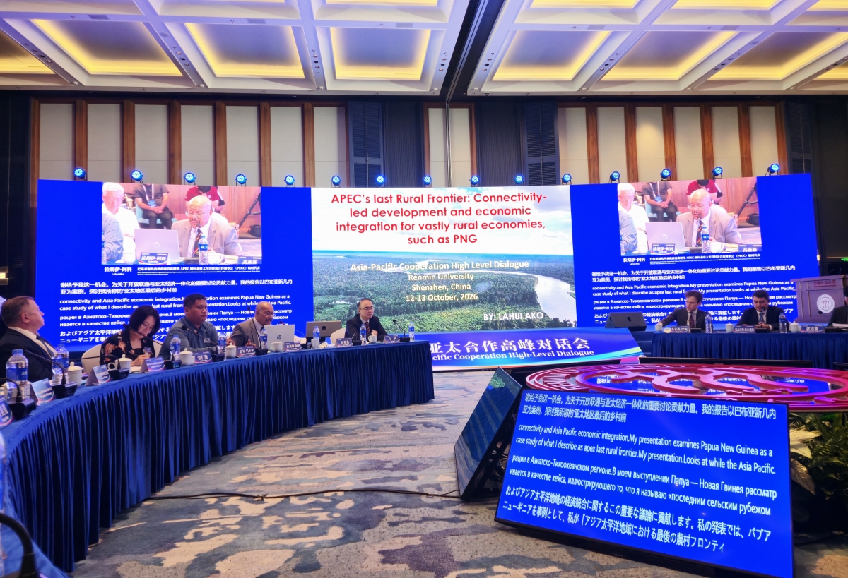 Đại biểu Lahui Ako phát biểu tại Đối thoại cấp cao Hợp tác Châu Á - Thái Bình Dương 2026 tại thành phố Thâm Quyến (Trung Quốc) do Đại học Nhân dân Trung Quốc (RUC) tổ chức tháng 10/2026.