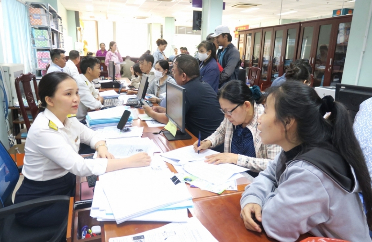 Cá nhân kinh doanh và doanh nghiệp đáp ứng điều kiện doanh thu không quá 10 tỷ đồng mỗi năm được giảm 30% số thuế thu nhập phải nộp trong kỳ tính thuế năm 2026 và 2027.