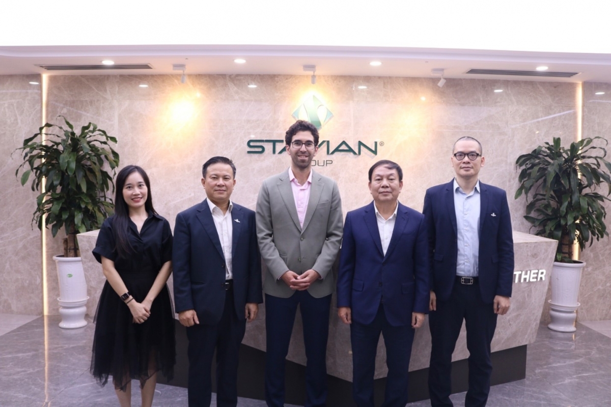 TS. Jared Mondschein (thứ ba từ phải sang) cùng đại diện Tập đoàn Stavian tại buổi làm việc