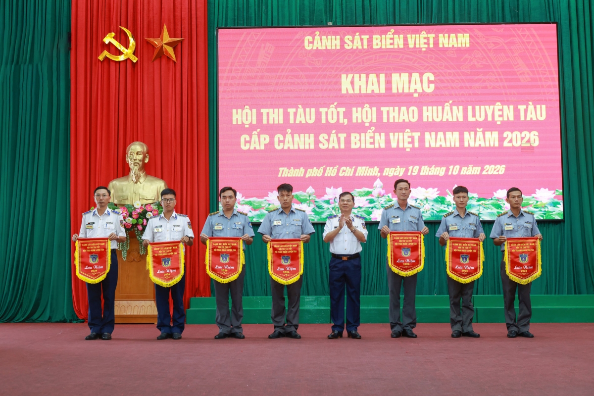 Thiếu tướng Đàm Xuân Tuấn trao Cờ lưu niệm tặng các tàu tham gia Hội thi, Hội thao tại khu vực III.