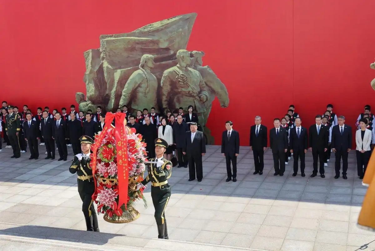Ông Vương Hộ Ninh tháp tùng ông Kim Jong Un đặt lẵng hoa tại Tháp tưởng niệm kháng Mỹ viện Triều. Ảnh: Tân Hoa xã