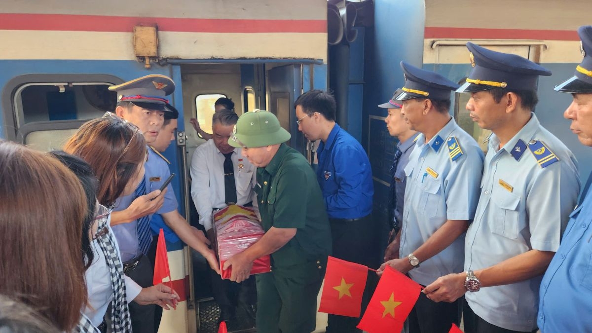 Chuyến tàu nghĩa tình đưa hài cốt liệt sĩ trở về sau 54 năm (ảnh: T.L)