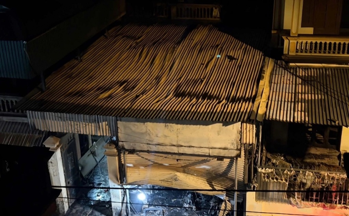 Cửa hàng sửa xe máy quây tôn, nằm sát bên ngôi nhà hai tầng của gia chủ. Ảnh: Việt An