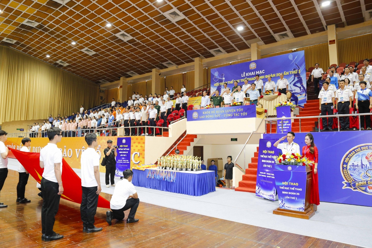 Các đại biểu thực hiện nghi thức chào cờ