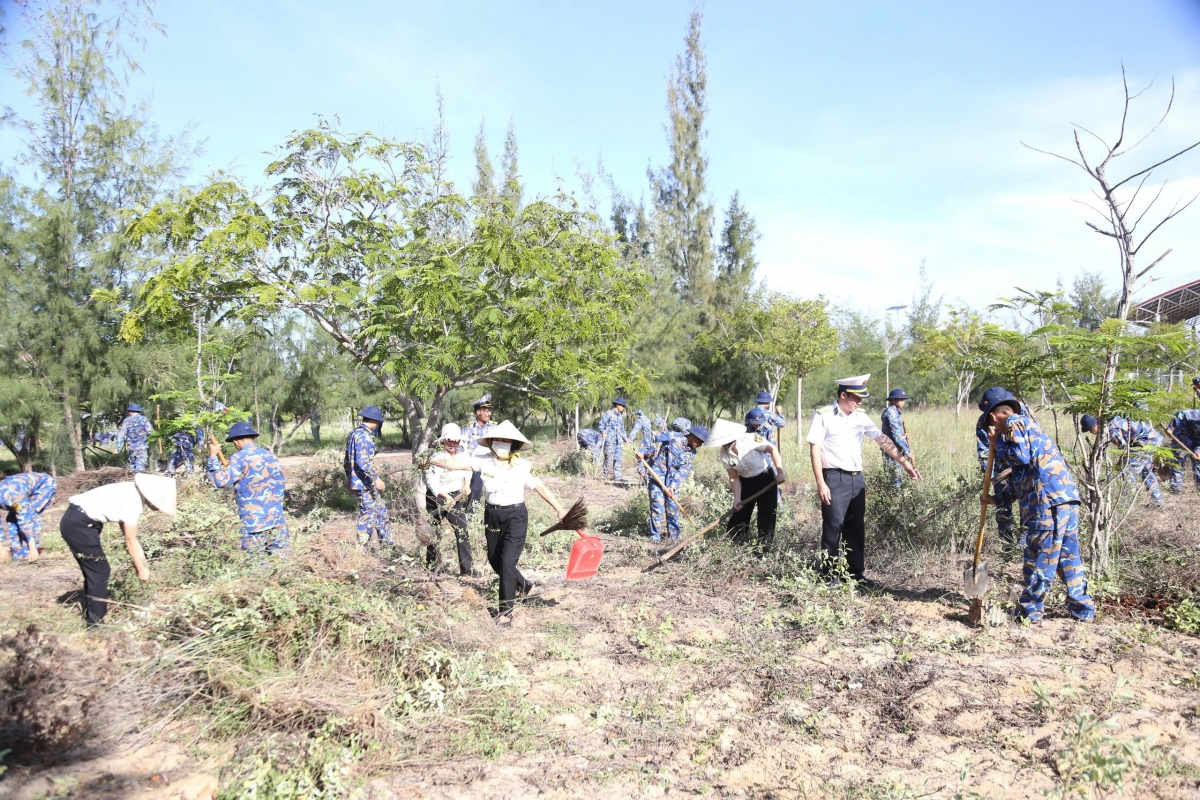 Cán bộ, đoàn viên, thanh niên phát quang, thu gom cỏ, rác tại khu vực xây dựng vườn rau