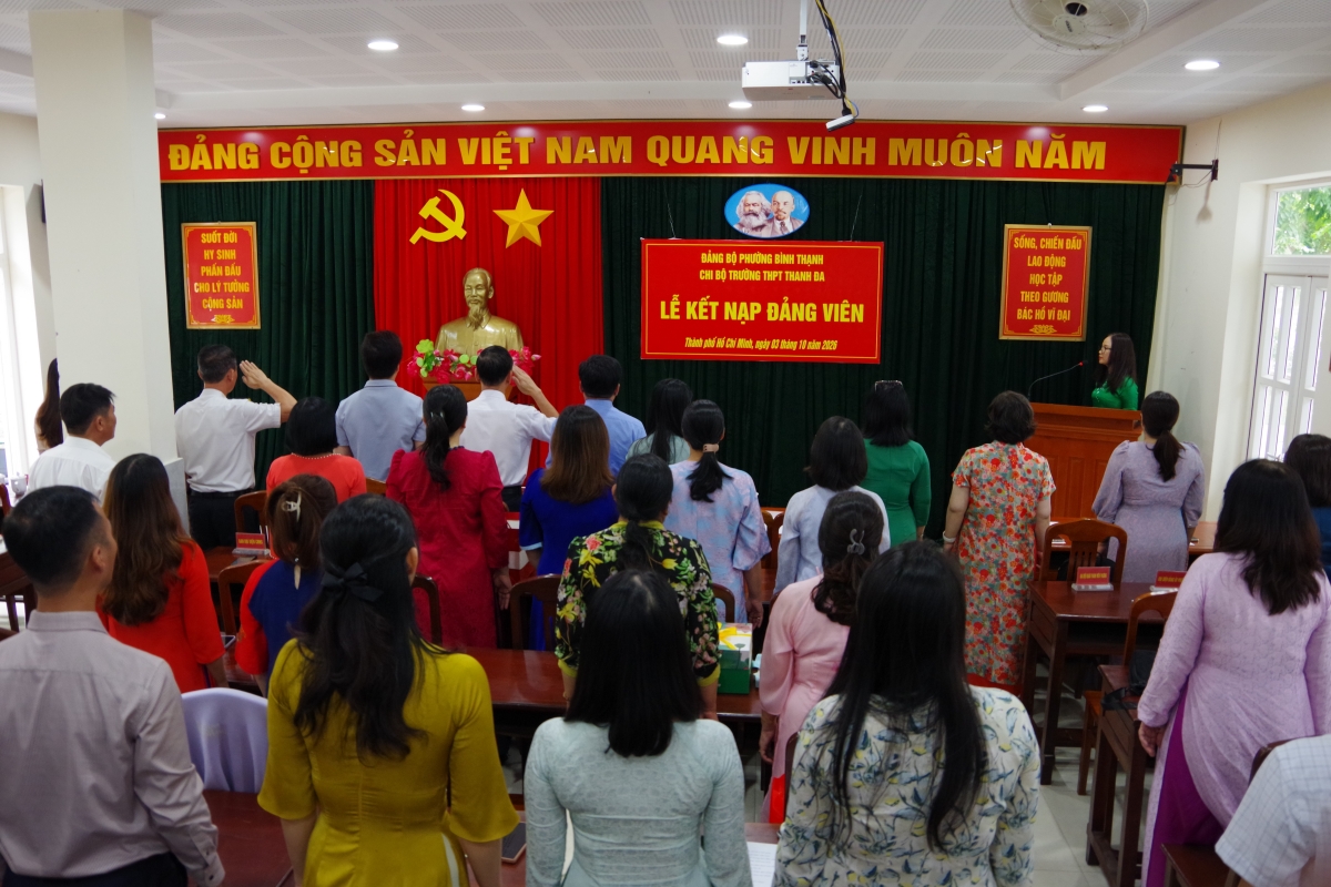Các đại biểu dự lễ kết nạp đảng viên tại Bộ Tư lệnh Vùng 2 Hải quân