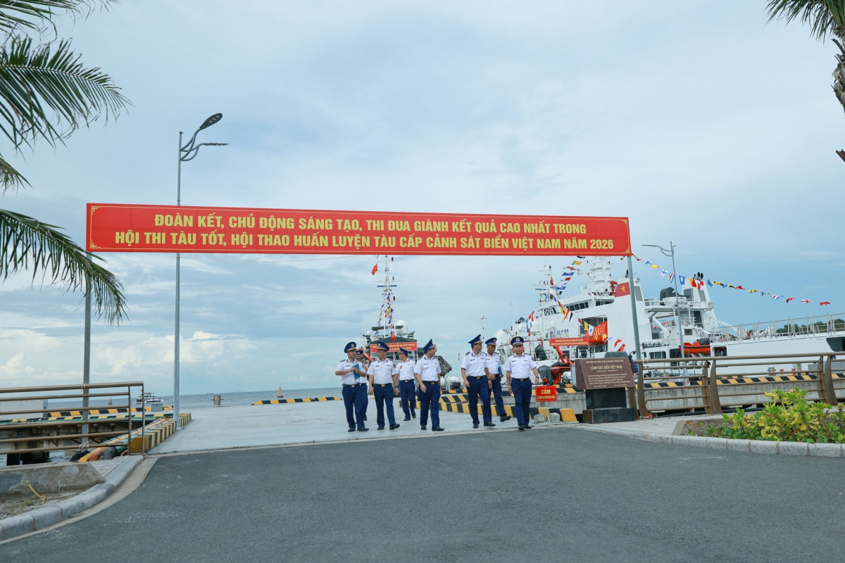 Thiếu tướng Đào Bá Việt – Tư lệnh Vùng Cảnh sát biển 4 và Đoàn công tác kiểm tra công tác chuẩn bị Hội thi, Hội thao.
