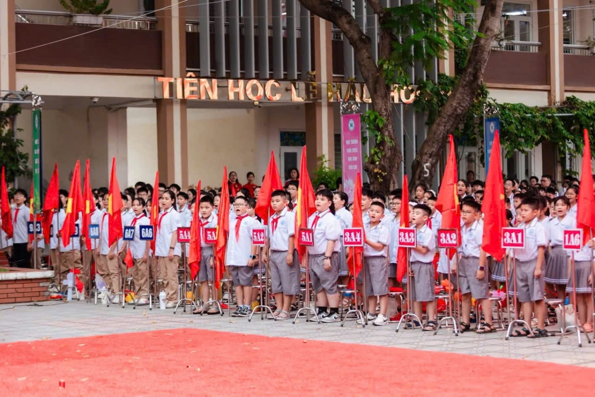 Các em học sinh vui mừng khi được đón năm học mới trong ngôi trường khang trang, hiện đại