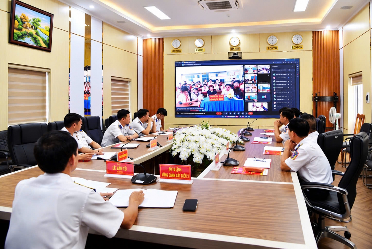 Buổi phát động được kết nối trực tuyến tới điểm cầu nhiều trường học thuộc tỉnh Vĩnh Long.