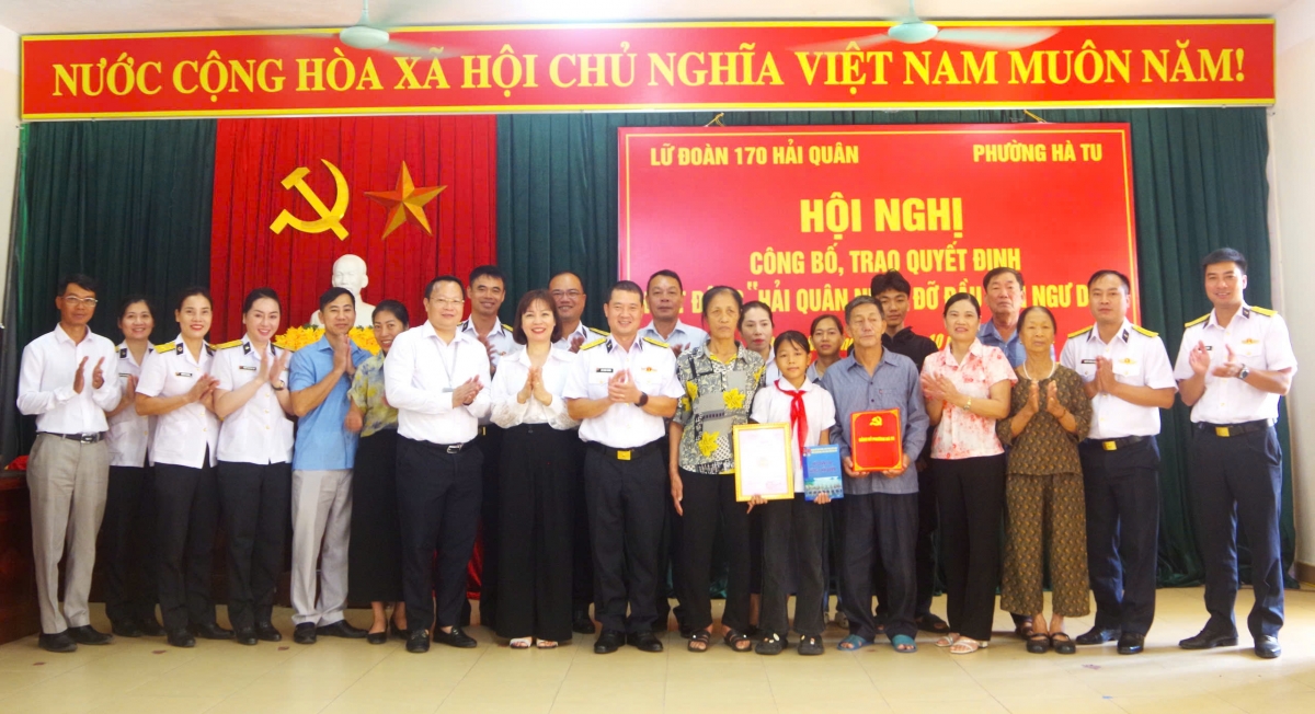  Đại tá Đỗ Xuân Chung và lãnh đạo phường Hà Tu trao quyết định và tặng quà cho cháu Nguyễn Thị Thu Hằng