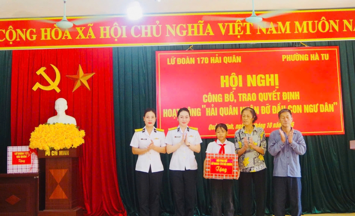 Hội Phụ nữ, Đoàn cơ sở Lữ đoàn 170 Hải quân tặng quà cho cháu Nguyễn Thị Thu Hằng