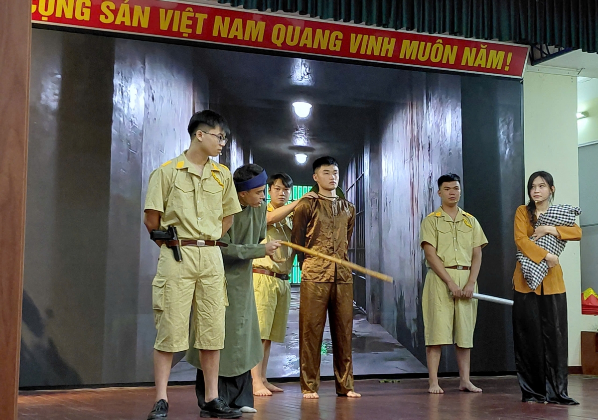 Tiết mục “Nữ thép kiêu hùng” tôn vinh những hy sinh thầm lặng của người mẹ Việt Nam