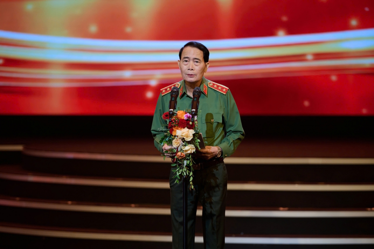 Thượng tướng Lê Quốc Hùng, Thứ trưởng Bộ Công an
nhấn mạnh yêu cầu đổi mới hoạt động báo chí Công an nhân dân