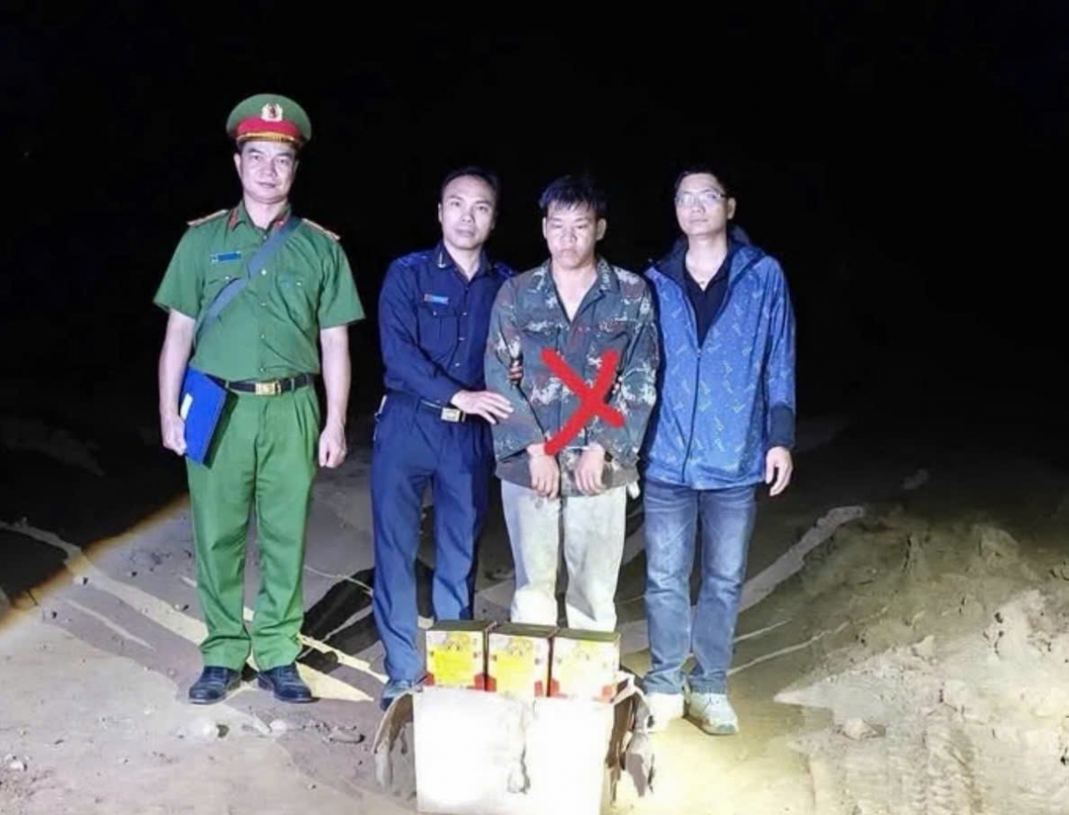 Lực lượng chức năng bắt giữ đối tượng H.V.D. cùng tang vật liên quan đến vụ việc. (Ảnh: Hải quan khu vực XVI)