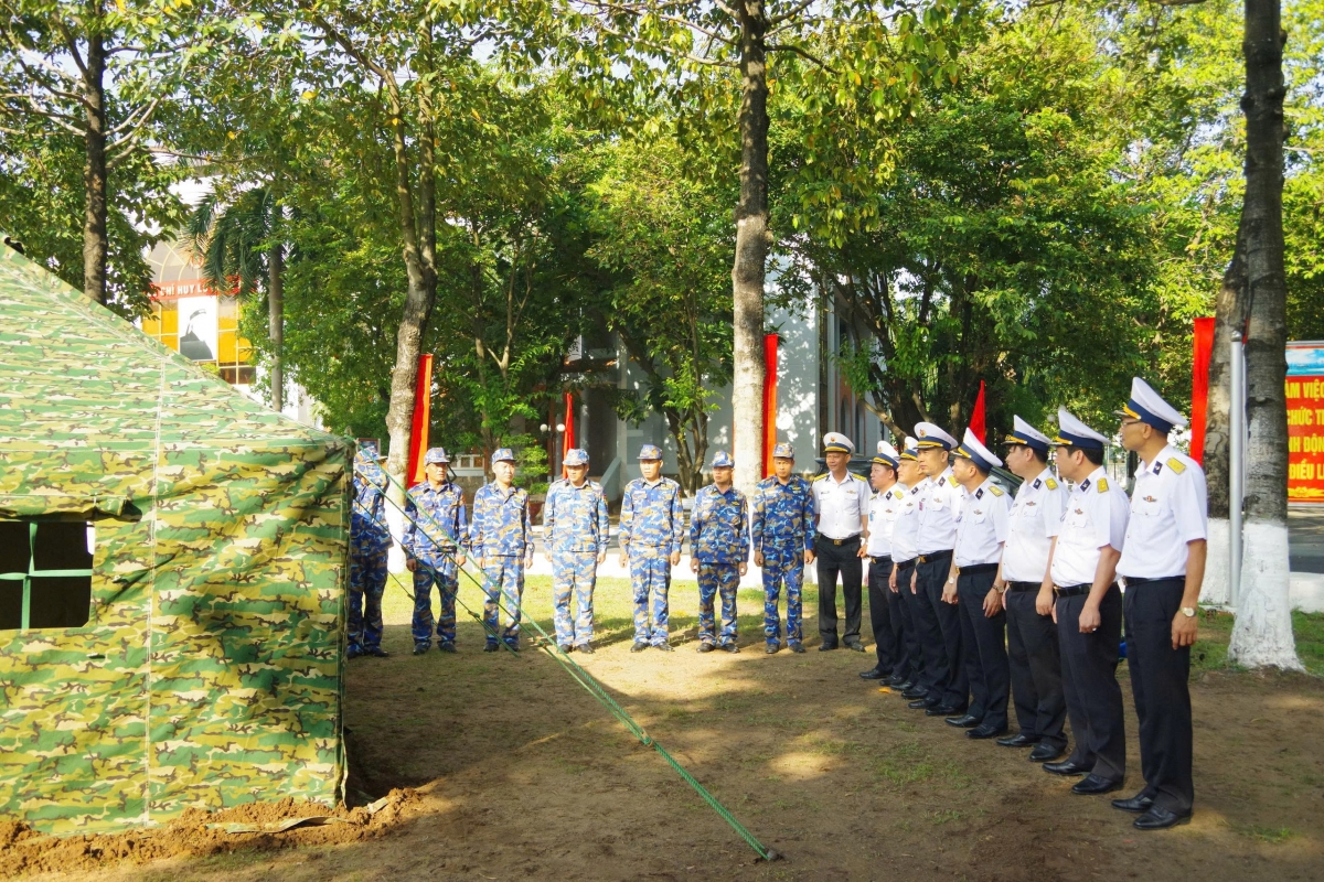 Đoàn chấm thi nội dung dựng nhà bạt cấp Tiểu đội