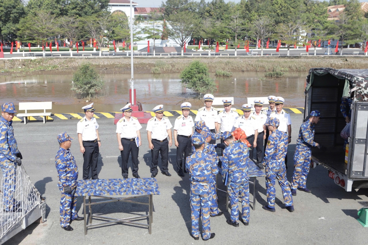 Đoàn chấm thi nội dung bảo đảm Quân nhu cho các tàu xuất phát nhanh khi có lệnh