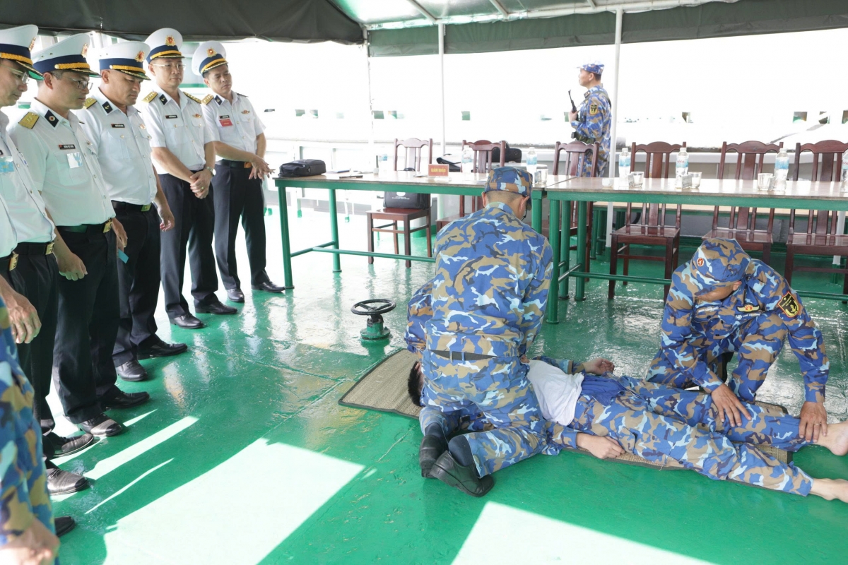 Thực hiện tình huống cấp cứu quân nhân trong tình huống ngạt thở trong khoang máy
