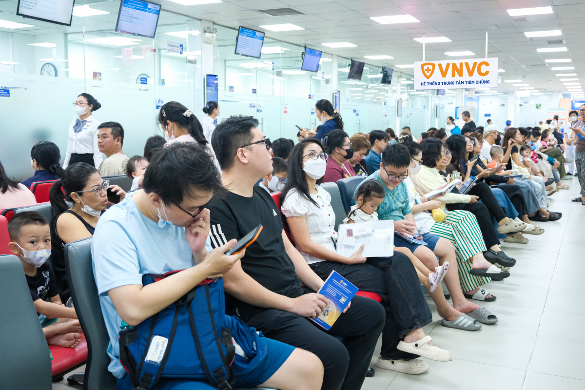 Người dân nhiều lứa tuổi đến các Trung tâm VNVC toàn quốc tiêm phòng não mô cầu