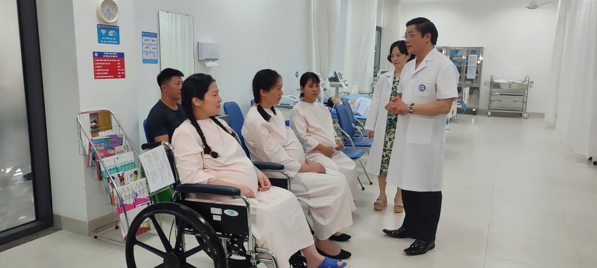 GS.TS.TTND Nguyễn Duy Ánh, Giám đốc Bệnh viện Phụ sản Trung ương thăm hỏi người bệnh tại Cơ sở 2