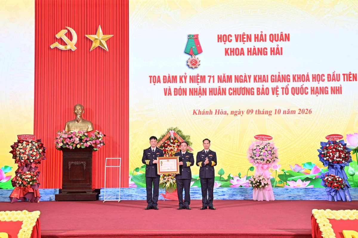 Thừa ủy quyền Chủ tịch nước, Chuẩn Đô đốc Nguyễn Hữu Thoan trao Huân chương Bảo vệ Tổ quốc hạng Nhì tặng Khoa Hàng hải, Học viện Hải quân
