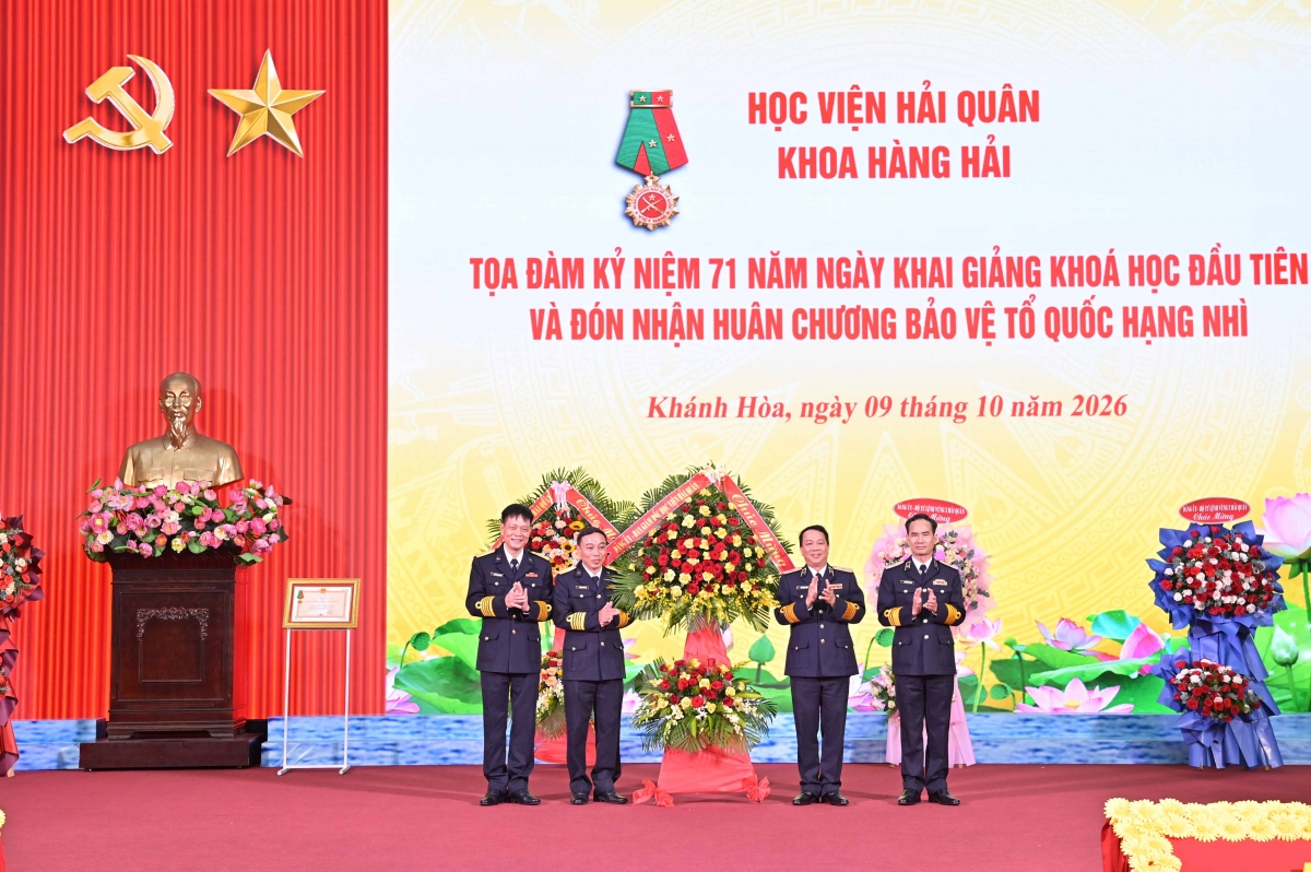 Lãnh dạo Học viện chúc mừng Khoa Hàng hải