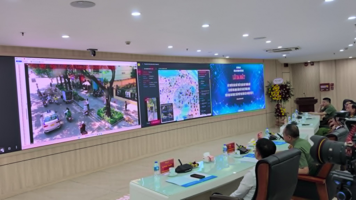 Tình huống xảy ra xô xát tại vỉa hè phố Lý Thường Kiệt được truyền về Trung tâm chỉ huy. 