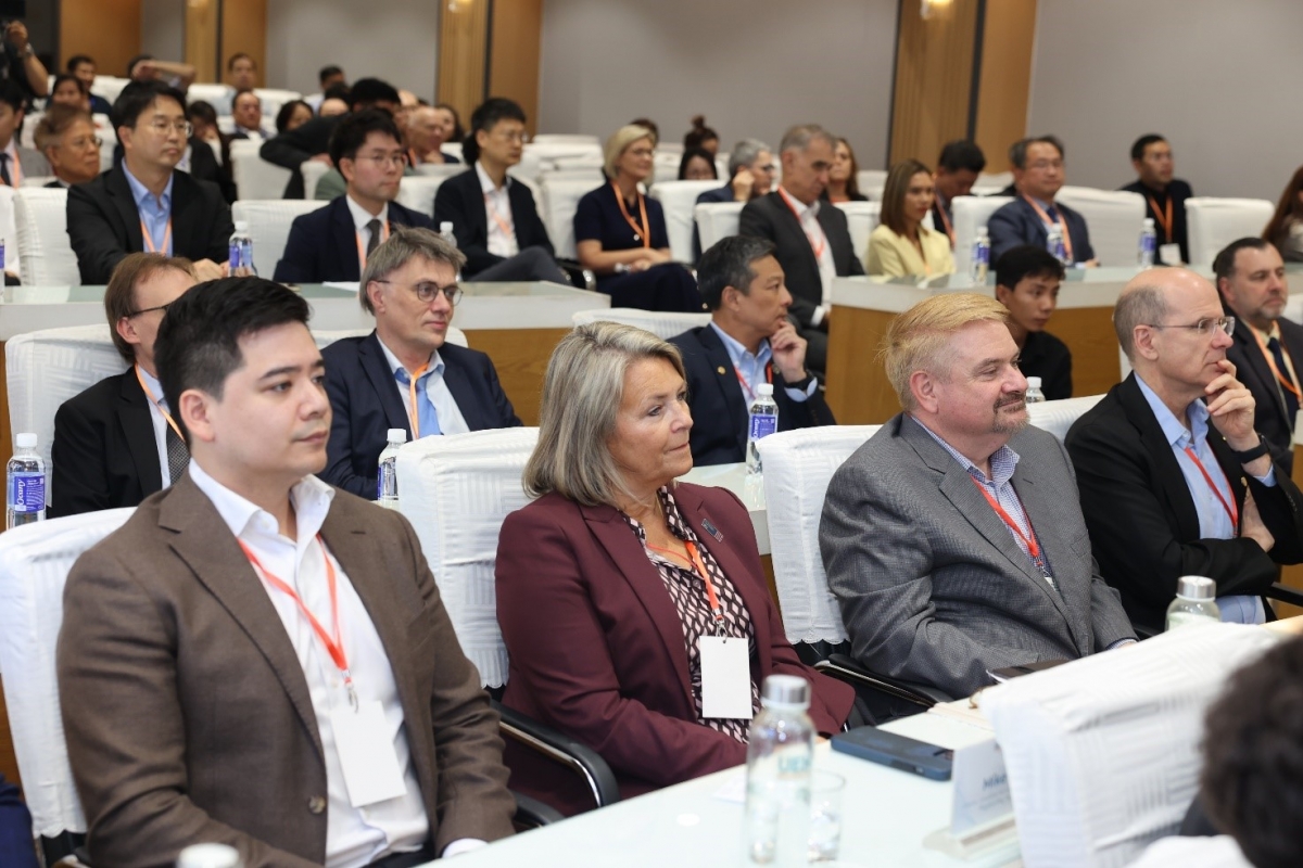 Các đại biểu quốc tế dự Diễn đàn