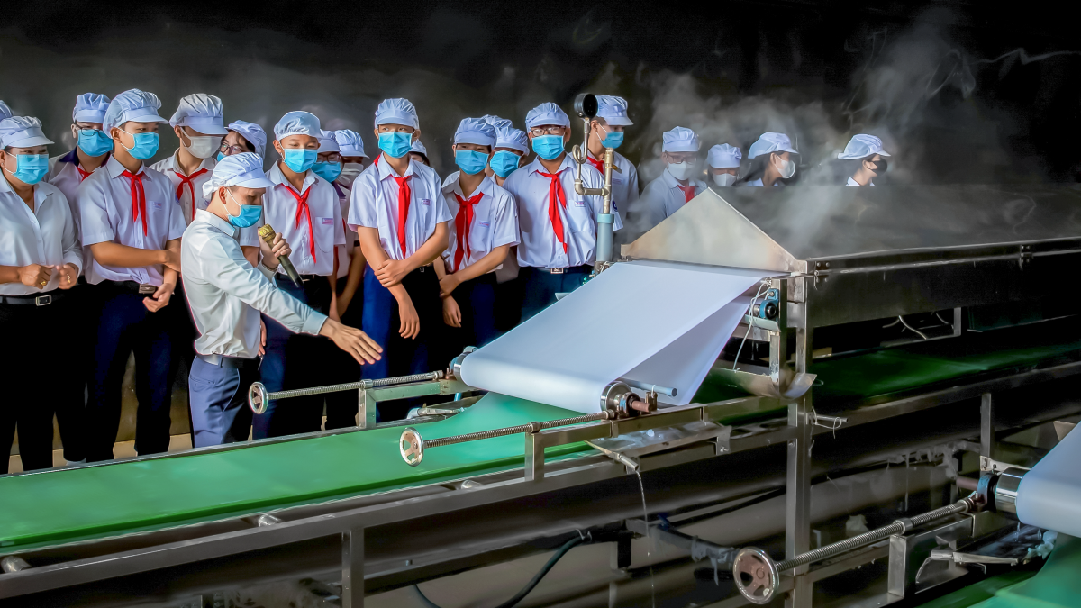 Học sinh ở Tây Ninh tham quan quy trình sản xuất tại Tân Nhiên