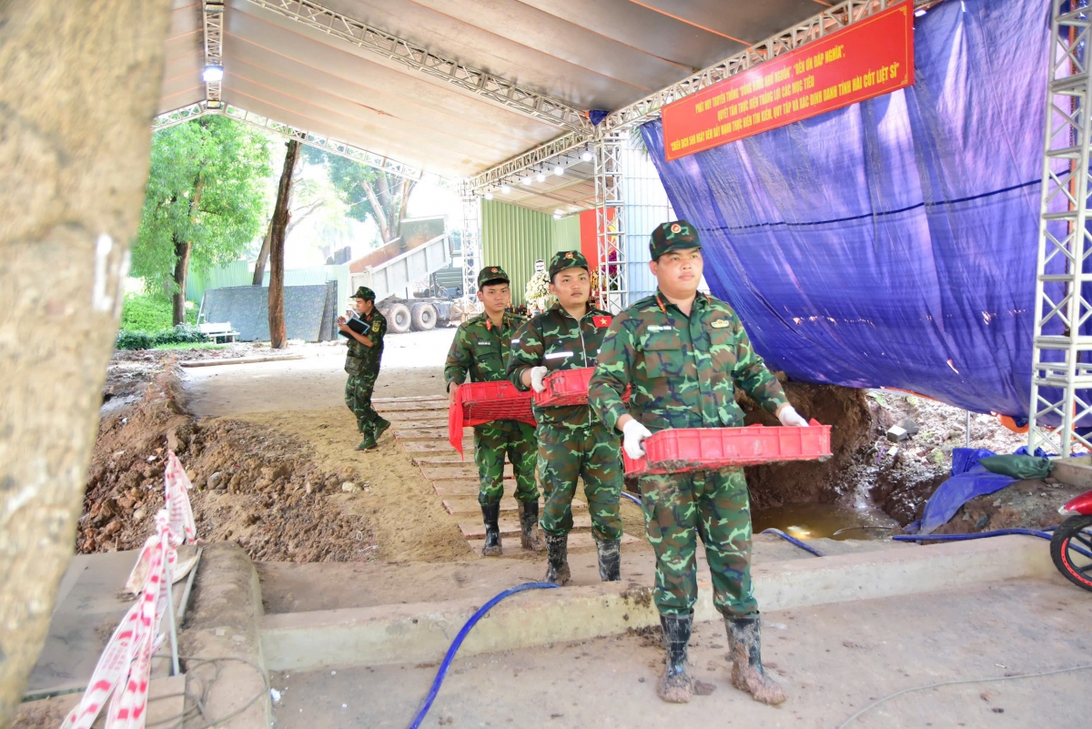 Trong ngày 16/10, các lực lượng phát hiện, quy tập thêm 12 hài cốt liệt sĩ cùng 6 bộ di vật kèm theo

 