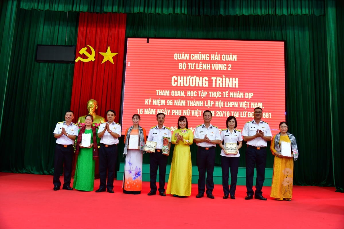 Đại diện Hội Liên hiệp Phụ nữ Thành phố Hồ Chí Minh tặng quà Lữ đoàn 681 và Hội Phụ nữ Vùng 2