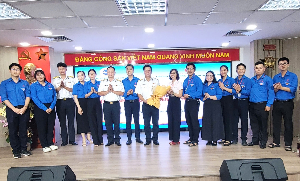 Các đại biểu chụp hình lưu niệm