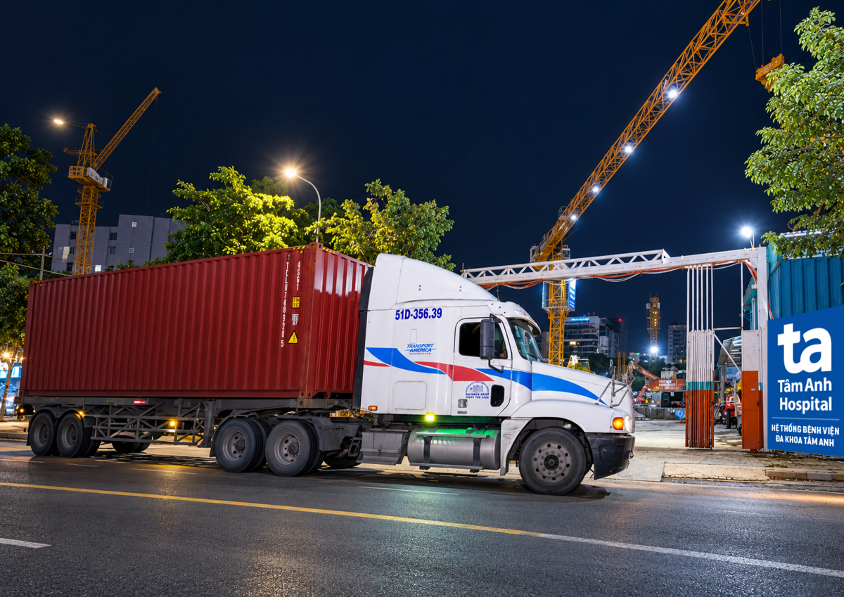 Các container chứa những hợp phần thiết bị quan trọng đầu tiên của “siêu máy” xạ trị proton MEVION S250-FIT được vận chuyển từ California, Mỹ đã được nhập cảnh, vận chuyển về đến Bệnh viện Tâm Anh vào khuya ngày 20/10.