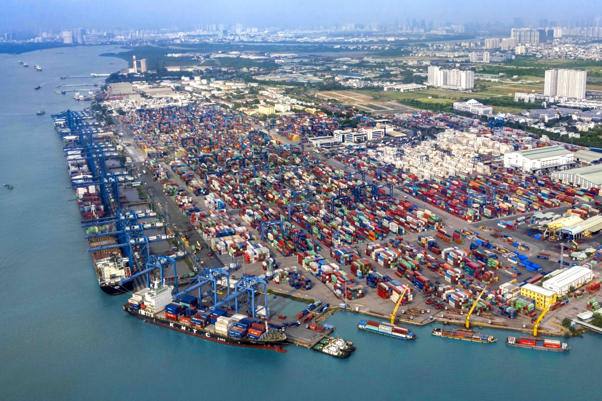 Cảng Tân Cảng Cát Lái - Cảng lớn và hiện đại, lượng hàng hóa xuất nhập khẩu thông qua chiếm gần 30% toàn quốc