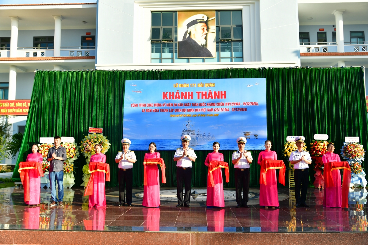 Các đại biểu cắt băng khánh thành công trình
