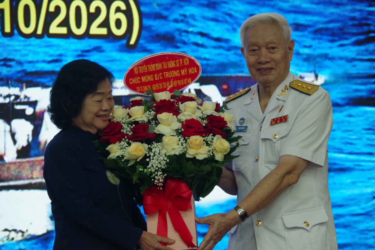 Đại diện Hội truyền thống tặng lẵng hoa chúc mừng đồng chí Trương Mỹ Hoa nhân kỷ niệm Ngày Phụ nữ Việt Nam
