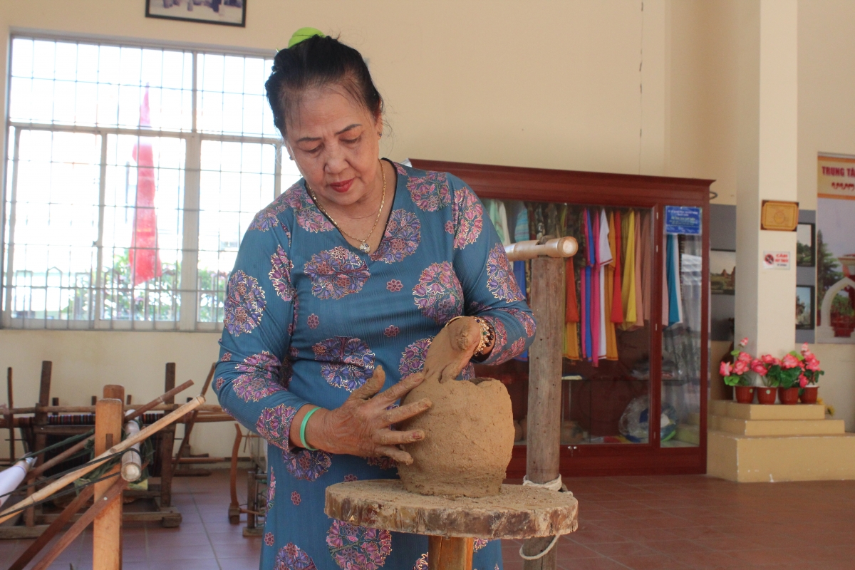 Trình diễn nghệ thuật làm gốm tại Trung tâm Trưng bày văn hoá Chăm tỉnh Lâm Đồng.