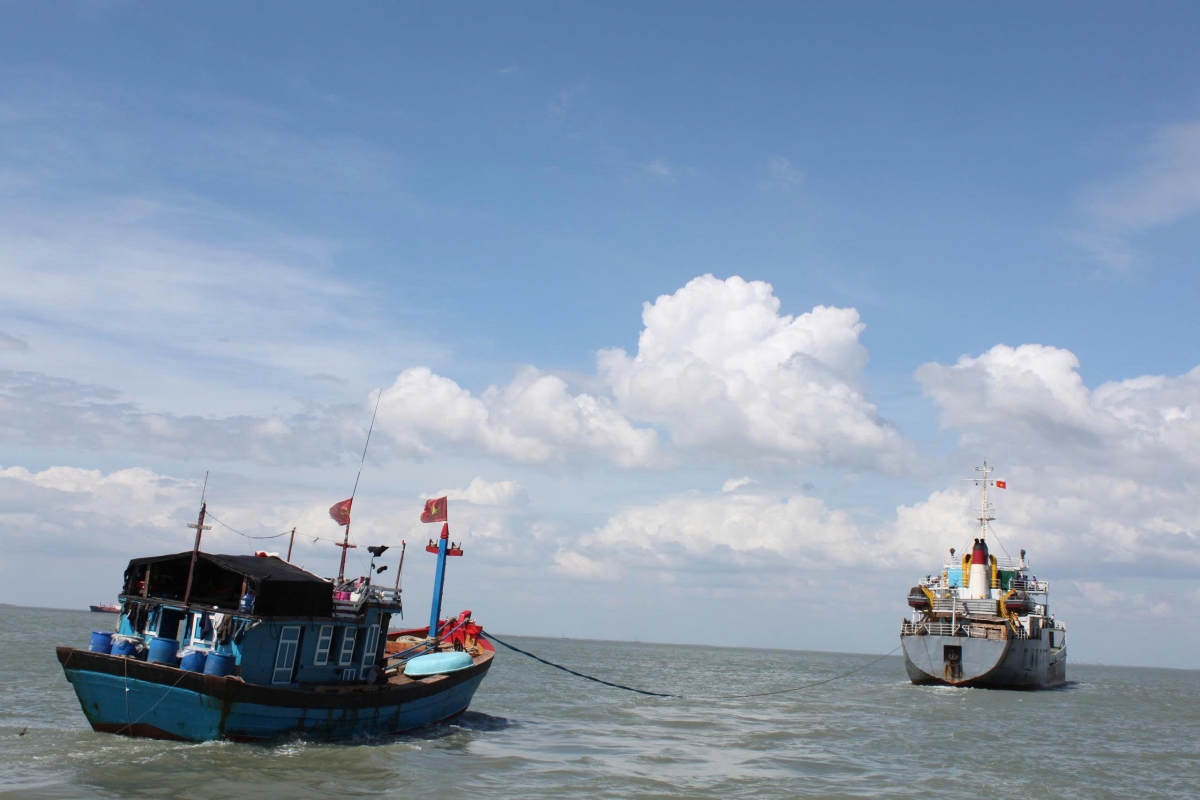Tàu của Vùng 2 Hải quân trực trên biển, làm điểm tựa cho ngư dân vươn khơi