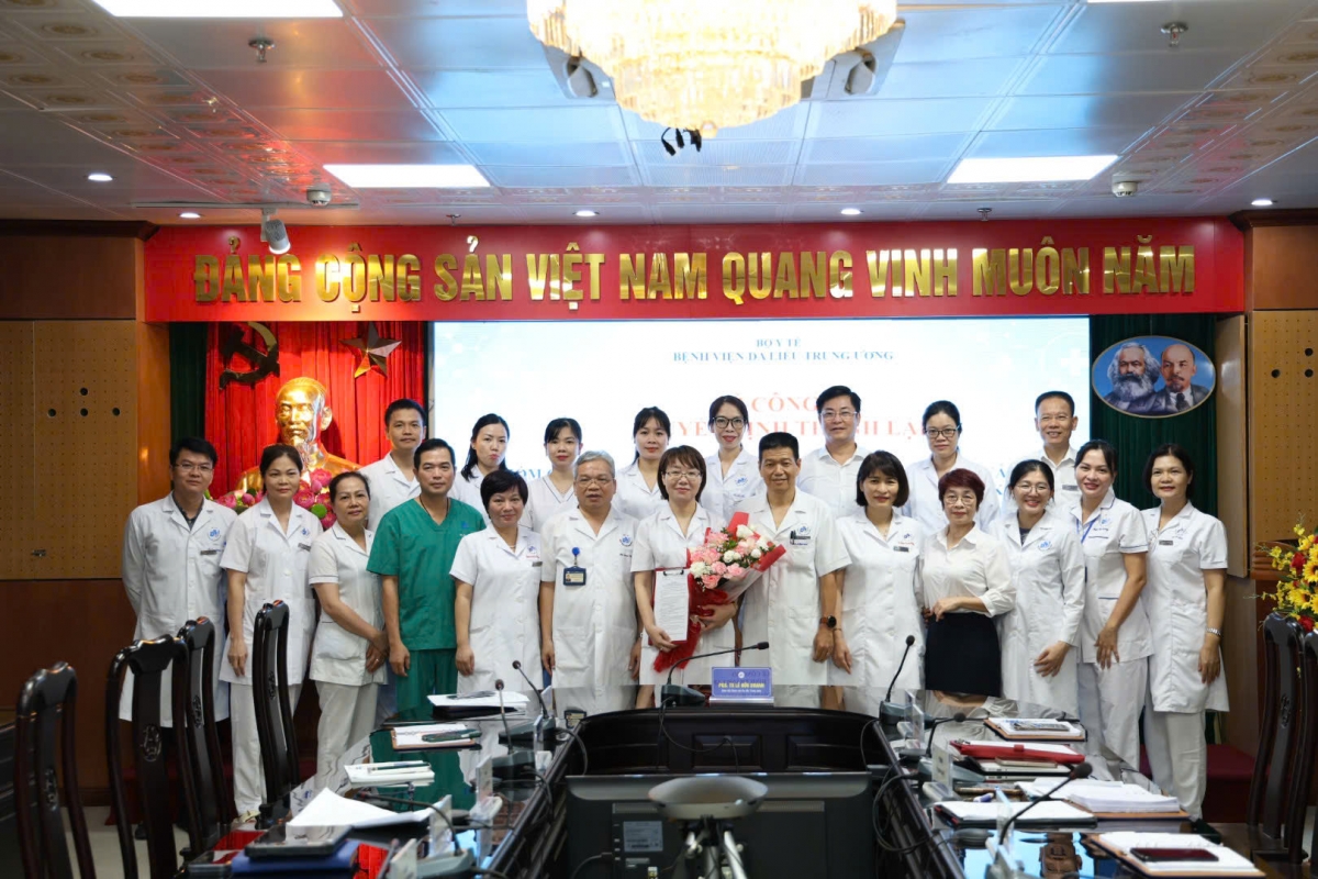 Các thầy thuốc Bệnh viện Da liễu Trung ương tại Lễ khai trương Phòng tiêm chủng dành cho người bệnh