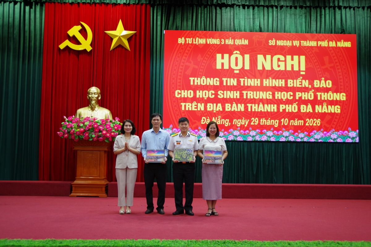Lãnh đạo Sở Ngoại vụ thành phố Đà Nẵng tặng quà lưu niệm Bộ Tư lệnh Vùng 3 Hải quân, Sở GD-ĐT thành phố Đà Nẵng và Trường THPT Nguyễn Văn Thoại