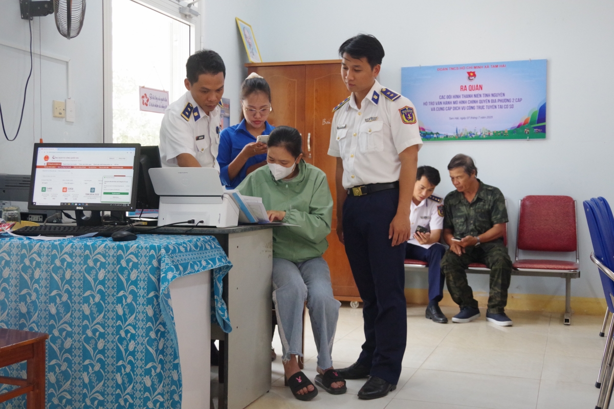 Cán bộ Vùng Cảnh sát biển 2 hỗ trợ chính quyền địa phương trong chuyển đổi số