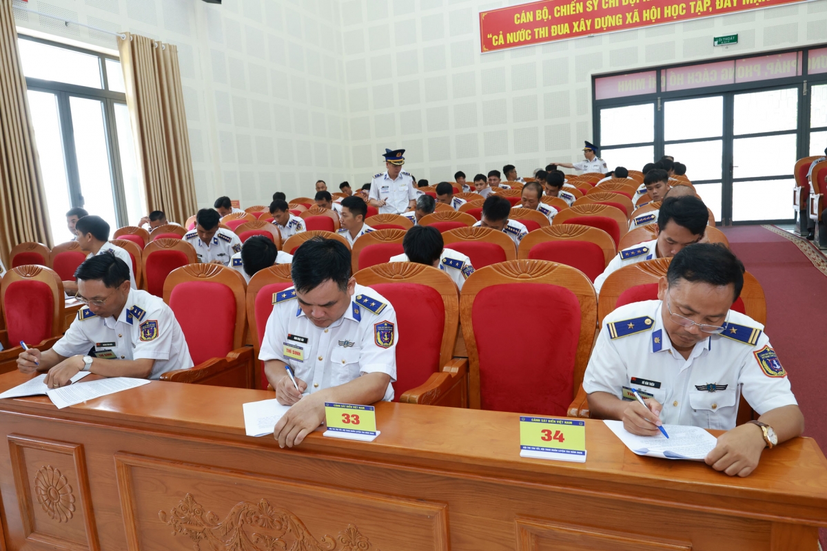 Các thí sinh thi các nội dung lý thuyết.