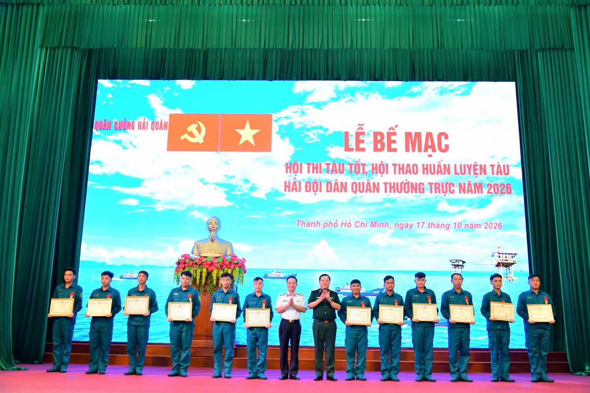 Thủ trưởng trao thưởng cho các tập thể, cá nhân có thành tích xuất sắc trong Hội thi