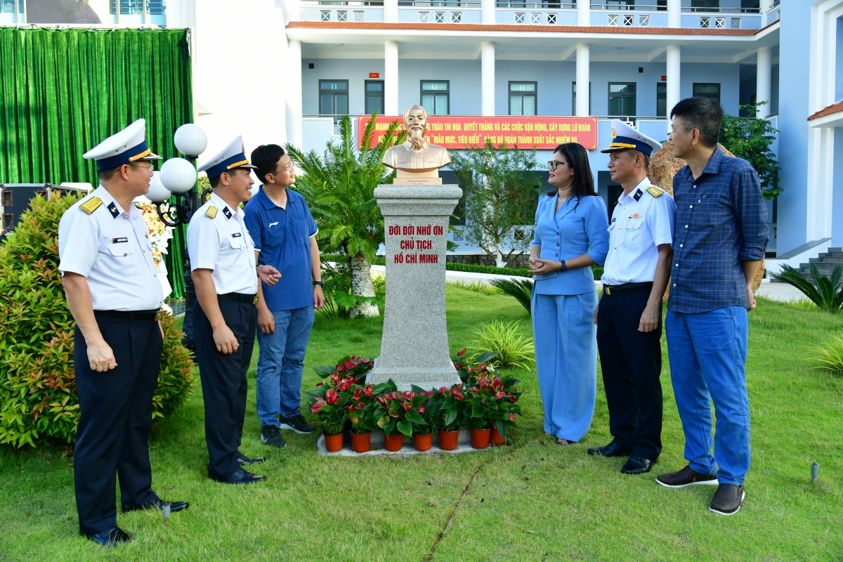 Các đại biểu tham quan công trình tượng bán thân Chủ tịch Hồ Chí Minh